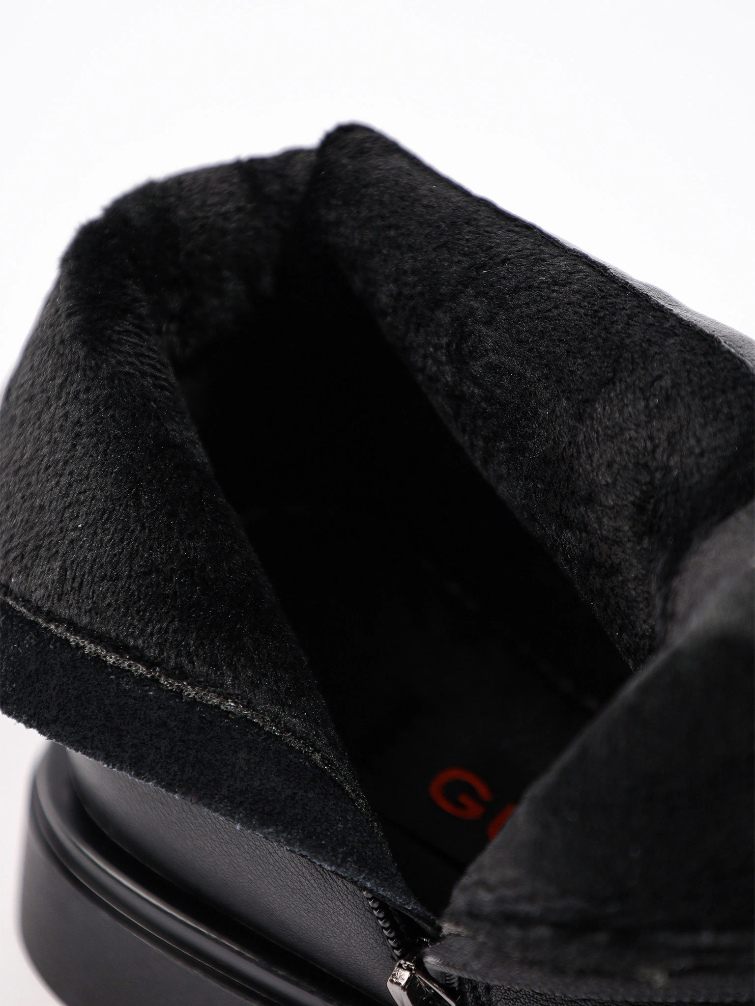 Ботинки черного цвета с декоративным замком